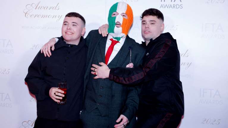 Στο στόχαστρο έρευνας για υποκίνηση βίας το διάσημο συγκρότημα Kneecap: Οι Βορειοϊρλανδοί ράπερ κατηγορούνται ότι στηρίζουν τη Χαμάς