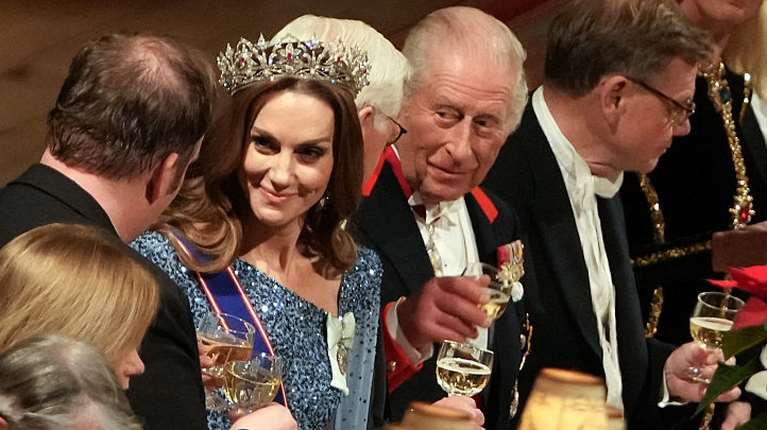 Βασιλιάς Κάρολος - Κέιτ Μίντλετον: Η ιδιαίτερη στιγμή σε επίσημο δείπνο, που προκάλεσε σχόλια