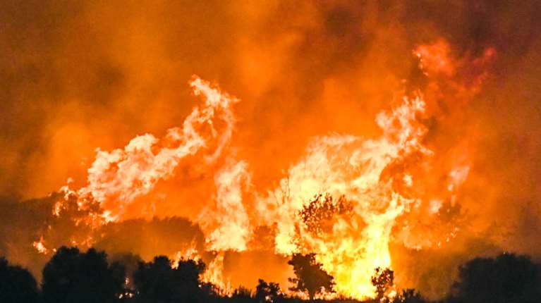 Υπό έλεγχο η φωτιά που ξέσπασε στα Μέγαρα: Ήχησε το 112 [βίντεο]