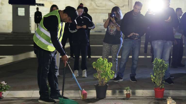 Ο Πάνος Ρούτσι με τη Ζωή Κωνσταντοπούλου καθάρισαν το αυτοσχέδιο μνημείο στον Άγνωστο Στρατιώτη  [εικόνες]