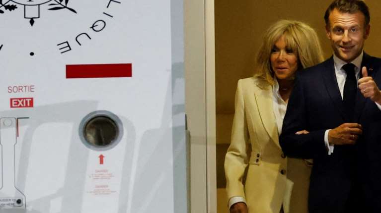 Η απεγνωσμένη προσπάθεια των Μακρόν να δείξουν ότι όλα είναι &quot;μέλι γάλα&quot; - Η γλώσσα του σώματος και το &quot;alpha male&quot;