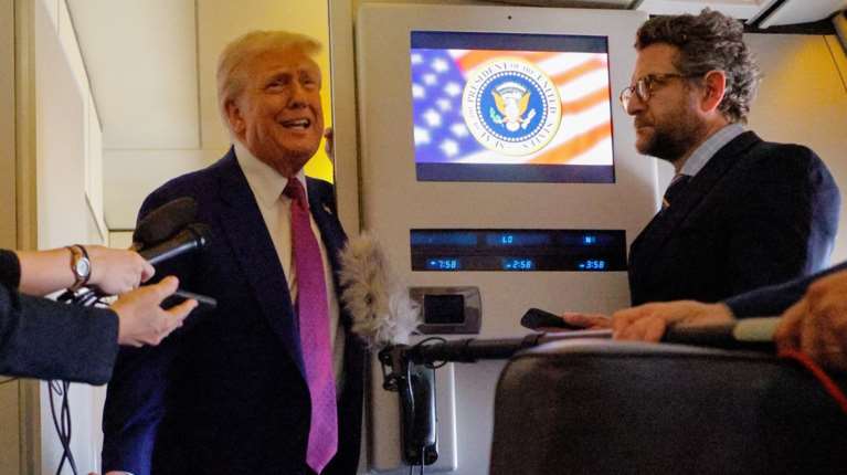 Τραμπ: "Δεν θα γίνει τίποτα αν δεν δω πρώτα τον Πούτιν" - Έφτασε στο Άμπου Ντάμπι