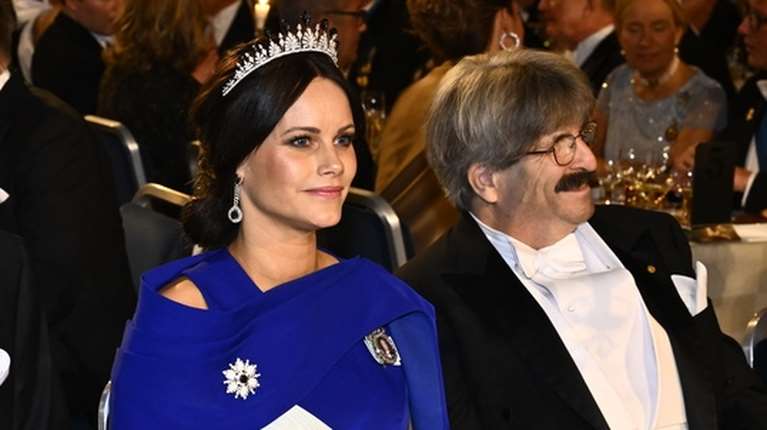 Κούκλα σε προχωρημένη εγκυμοσύνη η πριγκίπισσα Σοφία: Το royal blue μάξι φόρεμα και η πολυτελής τιάρα