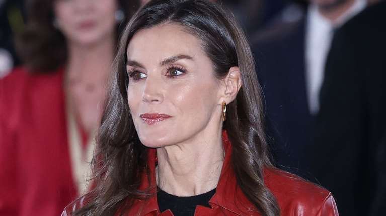 Η βασίλισσα Λετίθια αναβάθμισε το ανδρόγυνο look - Η τολμηρή εμφάνιση με ριγέ κοστούμι και γραβάτα