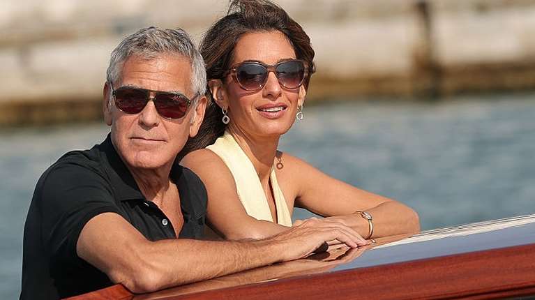 Φεστιβάλ Βενετίας: Ο Τζορτζ και η Αμάλ Κλούνεϊ έφτασαν με πλωτό μέσο - Οι πρώτες αφίξεις των σταρ