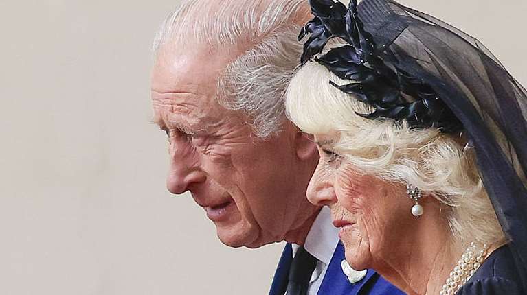 H Καμίλα δανείστηκε μία κάπα από την γκαρνταρόμπα του συζύγου της, Καρόλου, και γράφει ιστορία στη μόδα