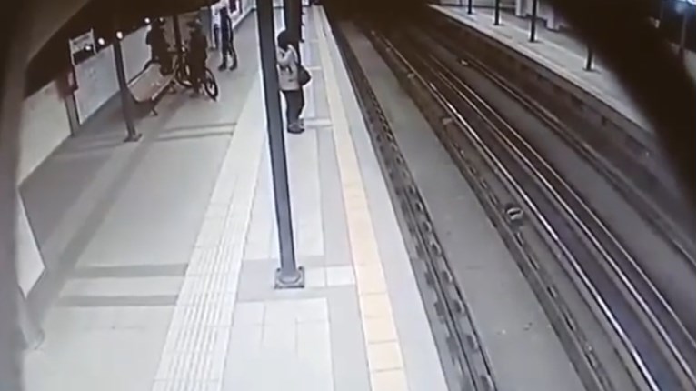ΑΝΗΛΙΚΟΙ ΑΛΥΣΙΔΕΣ