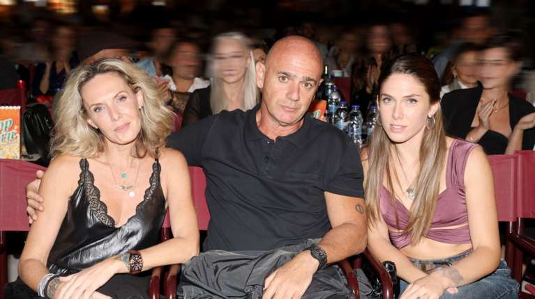 Η Εβελίνα Παπούλια μας ανοίγει το υπέροχο σπίτι της στην Ερμιόνη