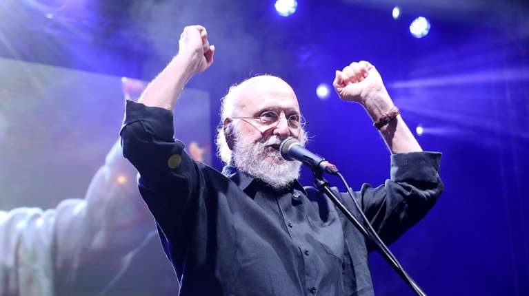 Διονύσης Σαββόπουλος: Η τραγική ειρωνεία πίσω από την ημέρα θανάτου του σπουδαίου τραγουδοποιού