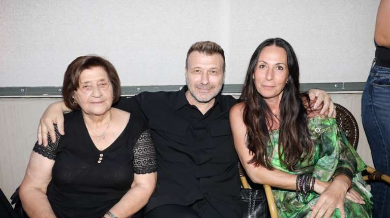 Σύσσωμη η οικογένεια....Πλούταρχου σε μία ξεχωριστή στιγμή του Γιώργου Κακοσαίου