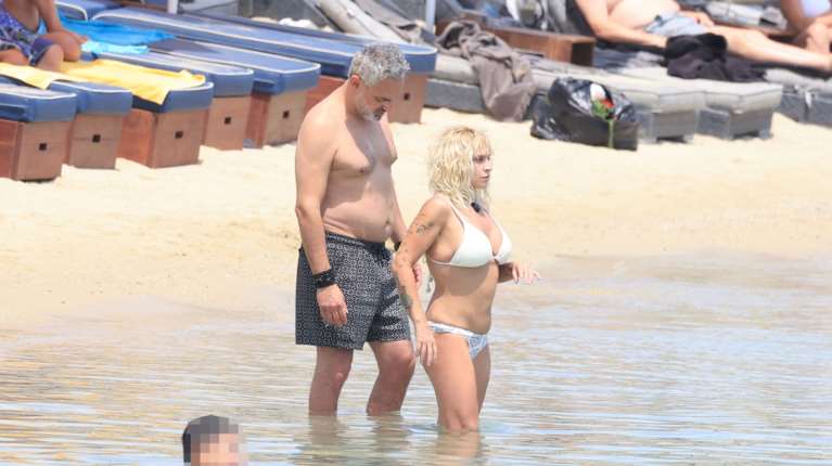 Η Ελεωνόρα Ζουγανέλη με εμπριμέ μπικίνι στη Νάξο