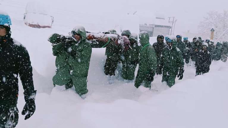 Εφιαλτική κατάρρευση παγετώνα στα Ιμαλάια: Αγωνία για τουλάχιστον 47 εγκλωβισμένους
