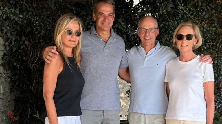 Κυριάκος και Μαρέβα Μητσοτάκη φιλοξένησαν τον πρωθυπουργό του Λουξεμβούργου και τη σύζυγό του [εικόνες]