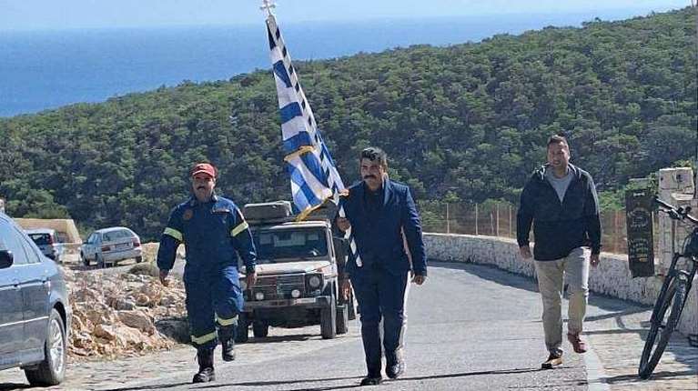 Χωρίς μαθητές η παρέλαση στη Γαύδο – Κράτησαν οι κάτοικοι τη σημαία [εικόνες]