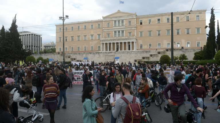 Αρχίσαμε...Ο ένας πάνω στον άλλο στη συγκέντρωση διαμαρτυρίας στο Σύνταγμα  [Εικόνες]