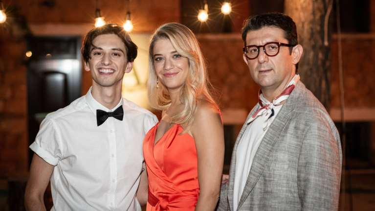 &quot;Κάνε ότι κοιμάσαι&quot;: Οι πρώτες φωτό από τα γυρίσματα του β&#39; κύκλου και όλα όσα θα δούμε