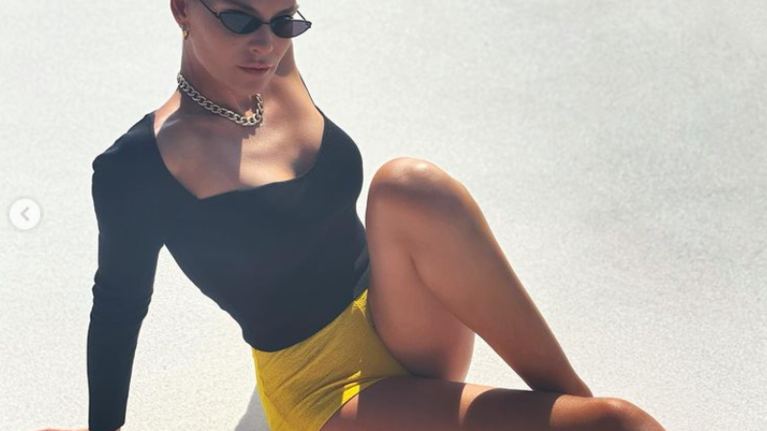 Τα μυστικά του καλοκαιρινού στιλ της Υβόννης Μπόσνιακ: Τα αγαπημένα μαγιό και τα αέρινα φορέματα - μίνιμαλ με έντονα χρώματα