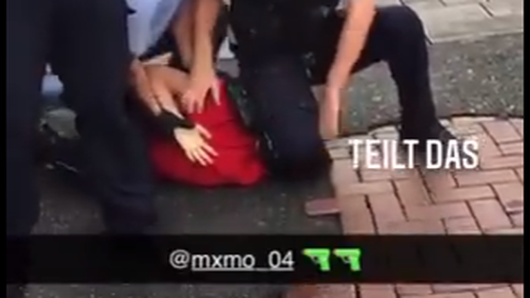 Βίντεο-σοκ που θυμίζει τη δολοφονία Φλόιντ: Αστυνομικός &quot;γονατίζει&quot; στο λαιμό ανηλίκου στο Ντίσελντορφ