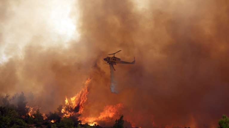 Δήμαρχος Μάνδρας: Ανεξέλεγκτη η φωτιά στα Βίλια -  Η αλλαγή του ανέμου χάλασε την προσπάθεια των προηγούμενων ωρών