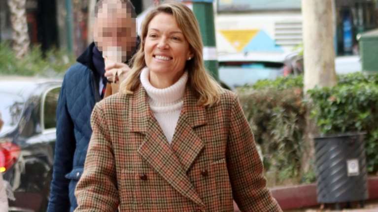 Από το πρωί έως το βράδυ: Οι δύο τρόποι για να φορέσεις τη δερμάτινη φούστα σύμφωνα με τη Βίκυ Καγιά