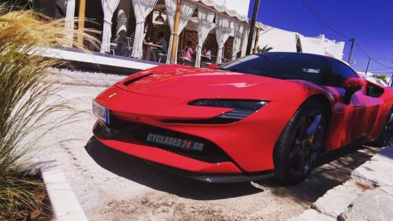 Ο Κώστας Μανωλάς &quot;έσκασε μύτη&quot; στο νησί με το απόλυτο οδηγικό υπερόπλο: Τη Ferrari SF90 Stradale