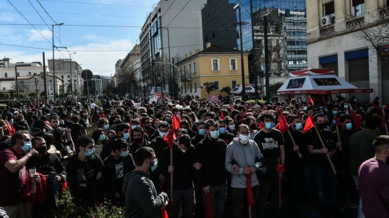 Κορονο-συνωστισμός στο Πανεκπαιδευτικό συλλαλητήριο: Κλειστοί οι δρόμοι στο κέντρο της Αθήνας