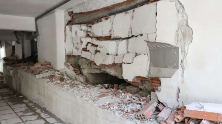 Θεσσαλονίκη: Έφοδος στις φυλακές Διαβατών μετά την ισχυρή έκρηξη σε πολυκατοικία - &quot;Μου ήρθαν τα τζάμια στο κρεβάτι&quot;