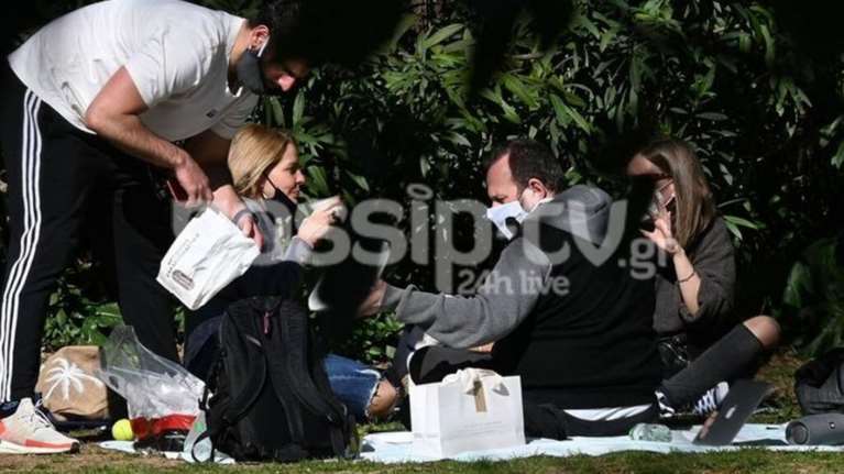 Αυγή: Επίθεση στη Τζένη Μπαλατσινού- Συμμετείχε σε υπαίθριο πάρτι, αλλά ούτε αστυνομία, ούτε πρόστιμο [Εικόνες]