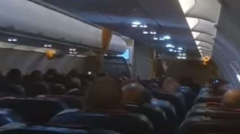 "Arrivederci Alitalia": Συγκίνησε ο πιλότος στην τελευταία πτήση της εταιρείας - Δάκρυα και χειροκροτήματα [Βίντεο]