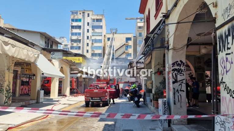 Θεσσαλονίκη: Μαίνεται η φωτιά στο Καπάνι, στο &quot;Παπανικολάου&quot; με αναπνευστικά προβλήματα τρεις πυροσβέστες [εικόνες-βίντεο]