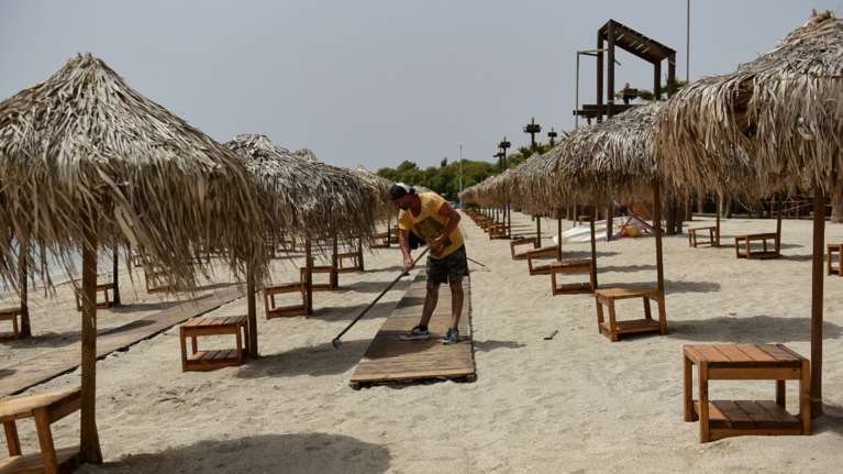 Παρέμβαση του Χαρδαλιά ζητά ο Δήμαρχος Σαρωνικού για αυθαίρετα και ομπρέλες σε παραλία