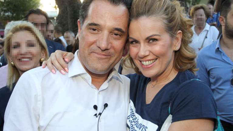 H Ευγενία Μανωλίδου στα ροζ: Η ανοιξιάτικη εμφάνιση με sneakers