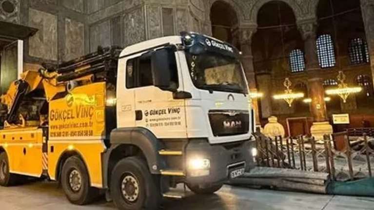 Αδιανόητες εικόνες στην Αγία Σοφία:  Εργασίες με βαριά φορτηγά μέσα στο ναό - Αντιδράσεις και φόβοι για φθορές