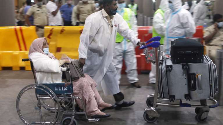 Βρετανία: Χρειάζονται 2.000.000 εμβολιασμοί την εβδομάδα για να αναχαιτιστεί το τρίτο κύμα κορονοϊού