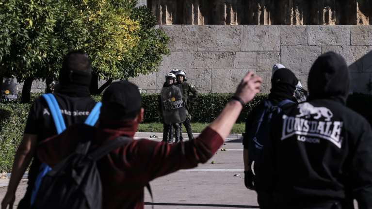 Ενταση στο Σύνταγμα μεταξύ νεαρών και αστυνομίας