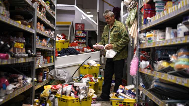 Σεισμός στη Σάμο: Οι κάτοικοι προσπαθούν να επιστρέψουν σε μια κανονικότητα - 300 κτίρια ακατάλληλα μέχρι στιγμής [Εικόνες]