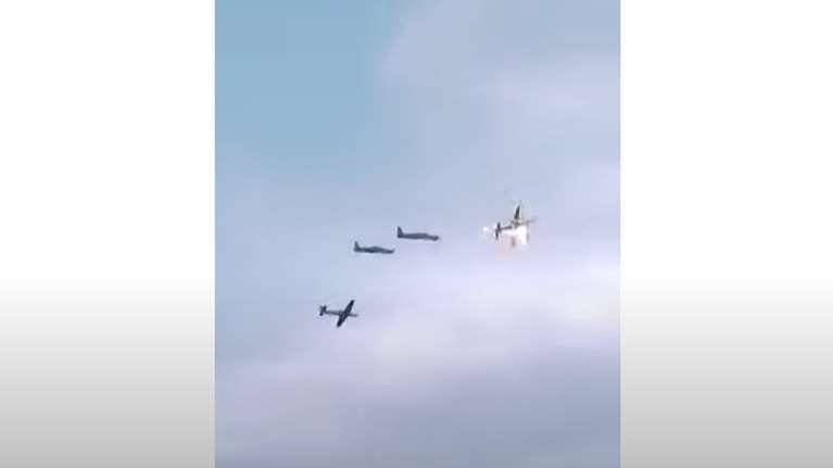 Σοκ στην Κολομβία: Συγκρούστηκαν στον αέρα δύο μαχητικά αεροσκάφη - Νεκρός ο ένας πιλότος [βίντεο]