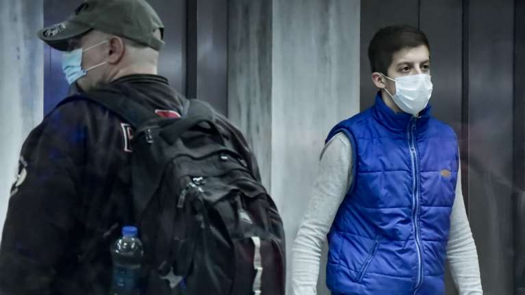 Σε δύο ταχύτητες το επίδομα των 800 ευρώ - Οι κατηγορίες και τα βήματα