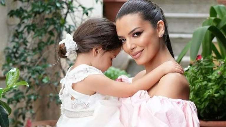 Η Νικολέττα Ράλλη μοιράστηκε το πιο γλυκό βίντεο από τη βάφτιση της κόρης της: Τα αδημοσίευτα στιγμιότυπα