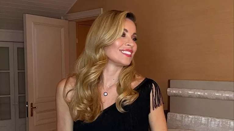 Η Μαριέττα Χρουσαλά φέρνει το καλοκαίρι: Ποζάρει με μαγιό στη Σαντορίνη