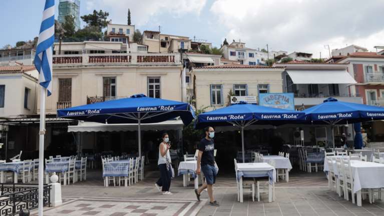 ΠΣΦ: &quot;Μαϊμού&quot; φυσικοθεραπεύτρια η γυναίκα που φέρεται να έσπειρε τον κορονοϊό στον Πόρο