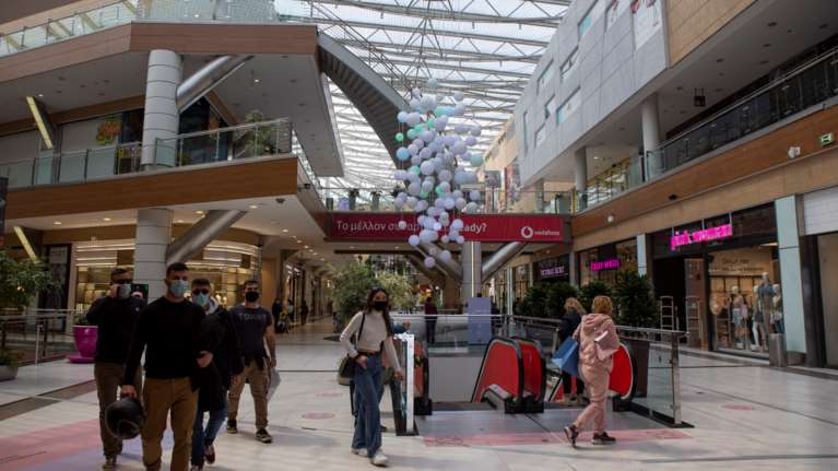 Σενάριο για τους άνω των 60 να μπαίνουν σε κλειστούς χώρους μόνο με την τρίτη δόση του εμβολίου- Εξετάζεται σοβαρά