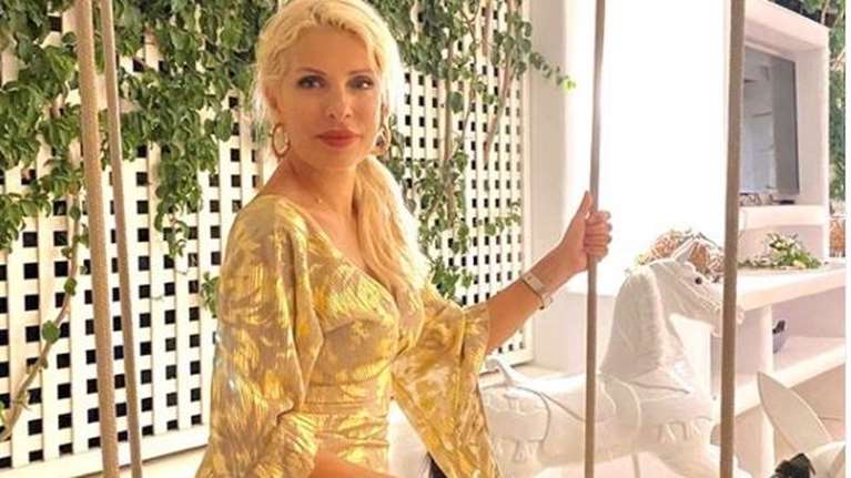 Ελένη Μενεγάκη: Χαλαρώνει πάνω σε πολυτελές σκάφος με το μαγιό και το παρεό της [Εικόνα]