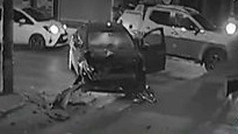 Τροχαίο στη Νίκαια: Η στιγμή που το λεωφορείο πέφτει πάνω σε σταθμευμένα οχήματα - Βίντεο ντοκουμέντο