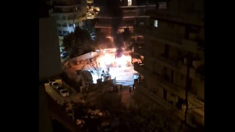 Γαλάτσι: Μολότοφ σε σκαπτικά μηχανήματα στο εργοτάξιο του μετρό [βίντεο]