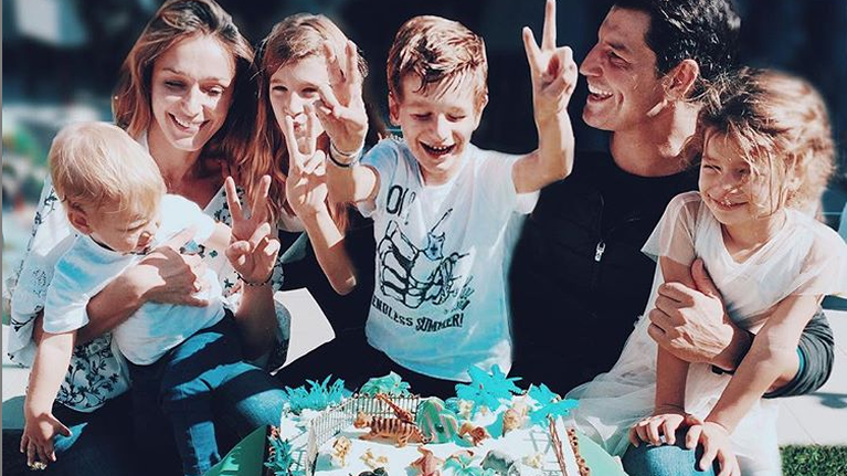 Σάκης Ρουβάς: Χορεύει με τις κόρες του και ξεμουδιάζει οικογενειακά στην καραντίνα [Βίντεο]