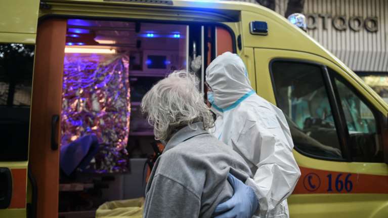 Κορονοϊός: Υποχρεωτικός ο εμβολιασμός και στους εργαζόμενους στο ΕΚΑΒ