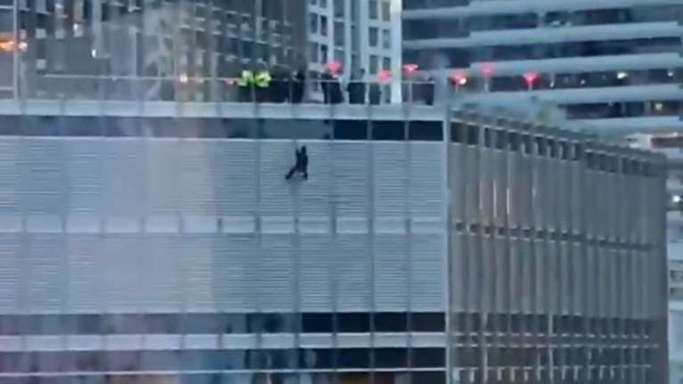 ΗΠΑ: Κρεμάστηκε στον Πύργο Τραμπ και απειλεί να πέσει αν δεν μιλήσει με τον Αμερικανό πρόεδρο