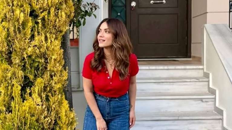 Bάσω Λασκαράκη: Μαζί με την κόρη της Εύα περιμένουν το σχολικό στον κήπο του σπιτιού τους