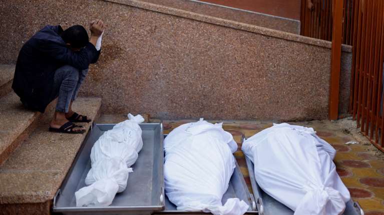 &quot;Σε τι έφταιξαν για να τους αξίζει κάτι τέτοιο;&quot; - Γιατρός βλέπει τα δυο αγόρια του στους νεκρούς από τους βομβαρδισμούς στη Γάζα